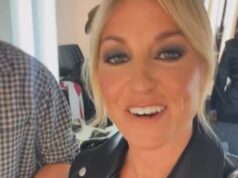 Émily Bégin fait réagir avec son look en cuir pour une émission de télé