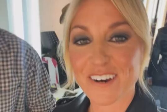 Émily Bégin fait réagir avec son look en cuir pour une émission de télé