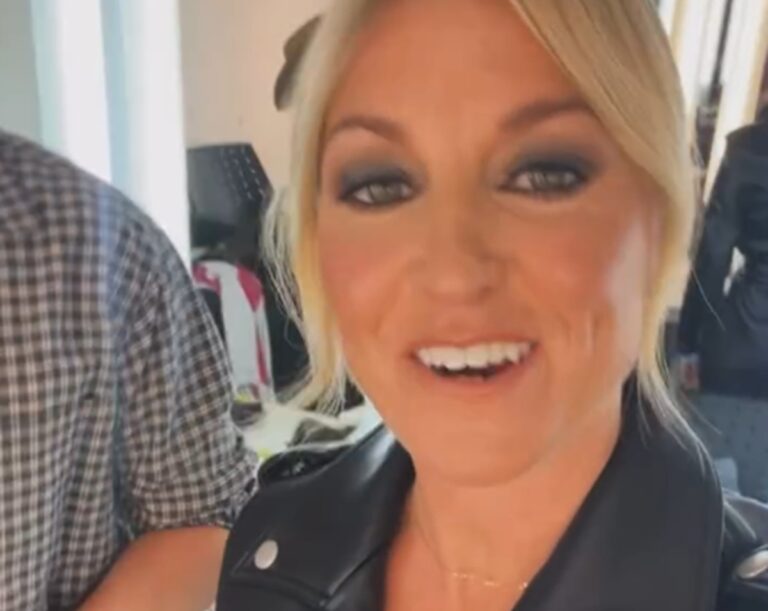 Emily Begin Émily Bégin fait réagir avec son look en cuir pour une émission de télé ...