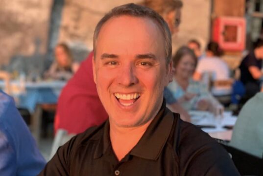 2 ans après sa démission, Gino Chouinard fait son retour comme animateur