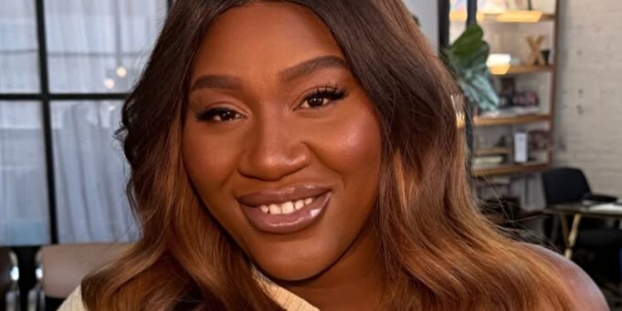 Mélissa Bédard prend la pose dans une robe orange et c’est quelque chose