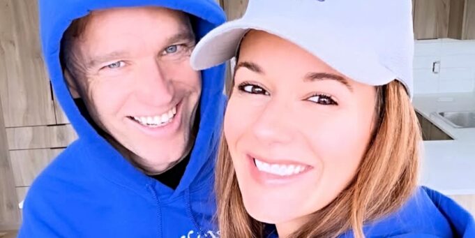 Monic Néron montre le cadeau qu’elle a reçu de son chum connu