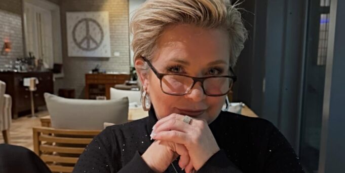 Nathalie Simard fait réagir avec sa robe mauve sur le tapis rouge