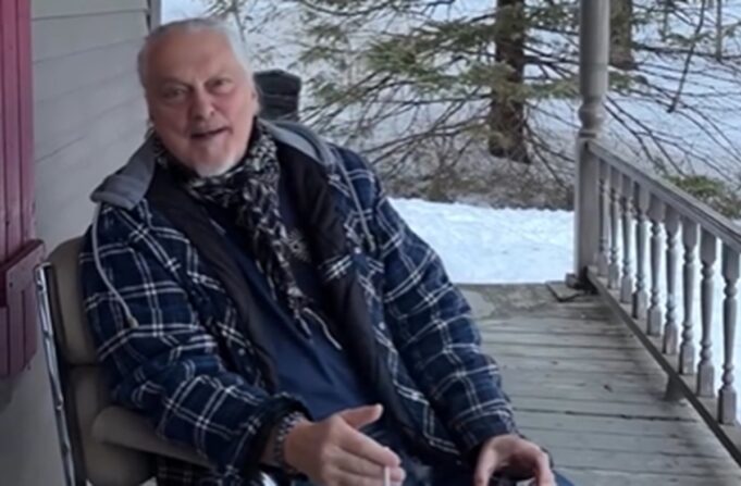 Après sa demande en mariage, Normand D’Amour fait une annonce