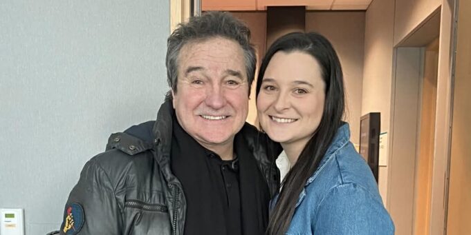 Rosalie Taillefer-Simard envoie un message à son papa René Simard pour ses 65 ans