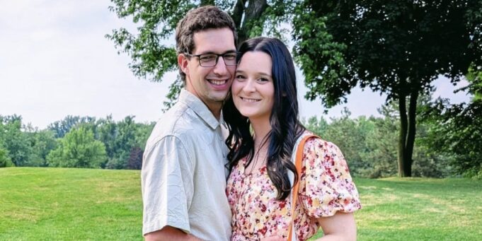 Rosalie Taillefer-Simard change d’appareil auditif et montre le résultat