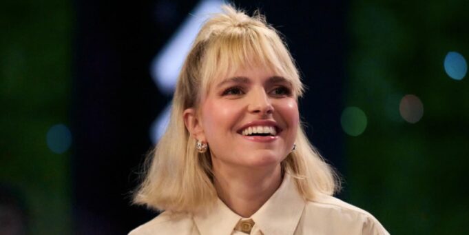 Sarah-Jeanne Labrosse fait réagir sur le tapis rouge avec son look différent