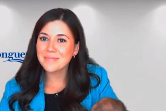 La mairesse de Longueuil présente son poupon au conseil municipal et ça fait réagir