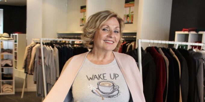 Après ses problèmes de santé, France Castel montre sa nouvelle coiffure