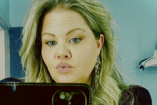 Geneviève Schmidt montre le cadeau qu’elle a fait à son frère et c’est quelque chose