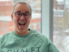 Gino Chouinard montre ses retrouvailles avec un chroniqueur de Salut Bonjour