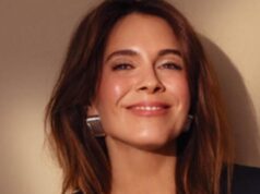 Julie Perreault pose dans un top blanc et c’est quelque chose