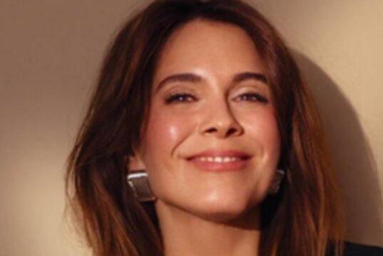 Julie Perreault pose dans un top blanc et c’est quelque chose