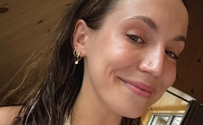 Géraldine Lamarche montre le cadeau qu’elle s’est offert pour ses 30 ans