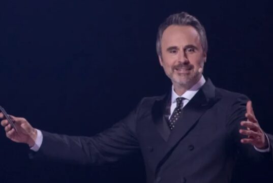 Louis-José Houde annonce son retour et fait une précision
