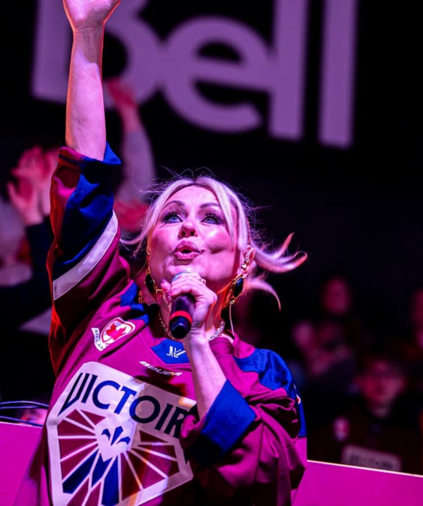 Mitsu Singer Mitsou fait son retour sur scène à 55 ans et montre son look - Vedette ...