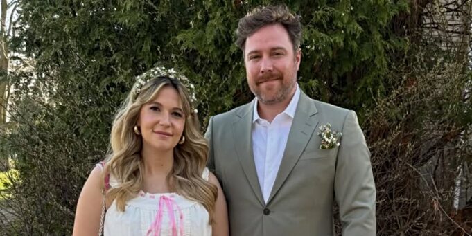 Rosalie Vaillancourt publie une photo de son ventre quelques jours avant son accouchement