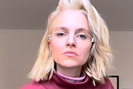 Sarah-Jeanne Labrosse ose les cheveux très courts et c’est quelque chose