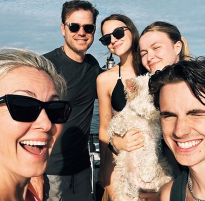 Véro et Louis posent avec leurs 3 enfants en 2026 et ils ont changé