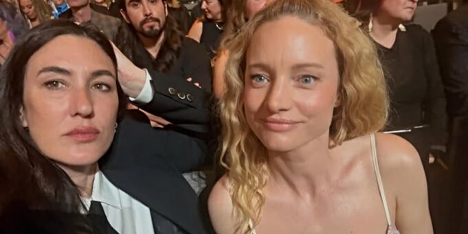 Laurence Leboeuf pose sur le tapis rouge dans une robe transparente
