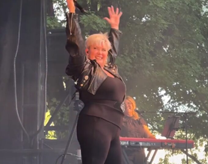 Nathalie Simard invite une chanteuse bien connue sur scène et le moment fait le tour du Québec