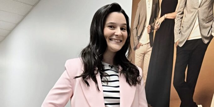 Rosalie Taillefer-Simard montre sa robe pour le tapis rouge