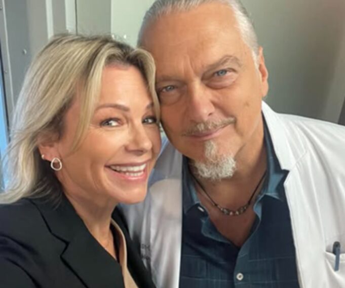 Caroline Néron partage une photo avec Normand D’Amour en plein tournage