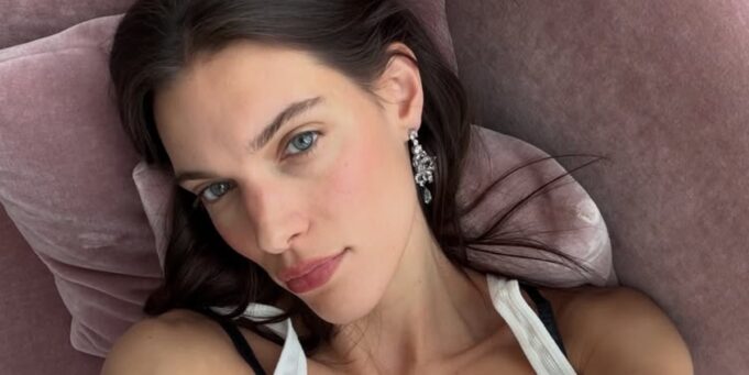 Charlotte Cardin prend la pose en bikini sur un bateau en mer