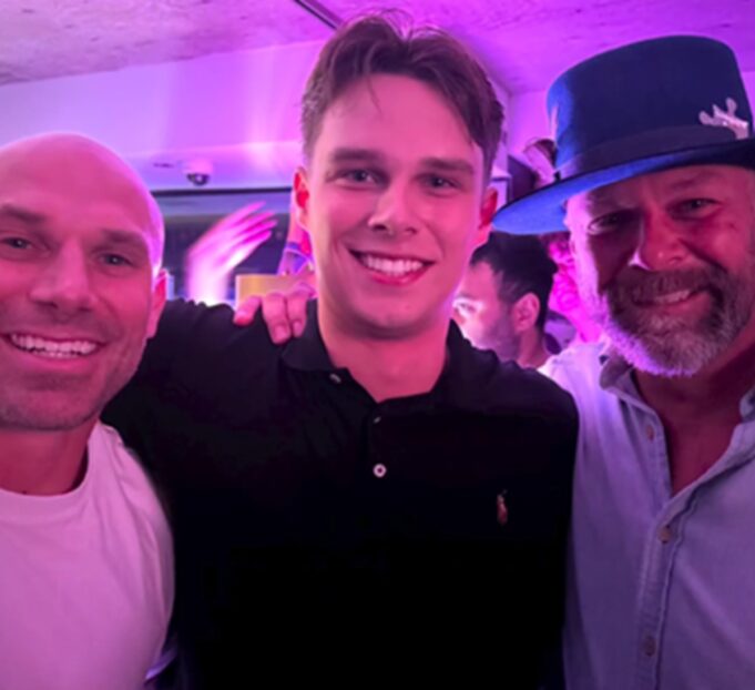 Étienne Boulay célèbre la fête de 18 ans de son beau-fils et il partage les images dans le bar