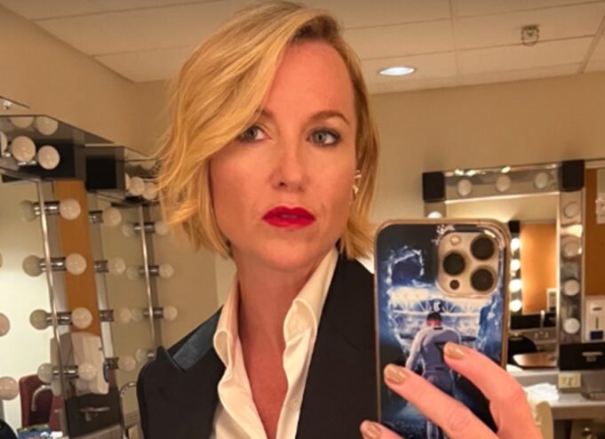 Emily Bégin montre son look chic pour une soirée spéciale