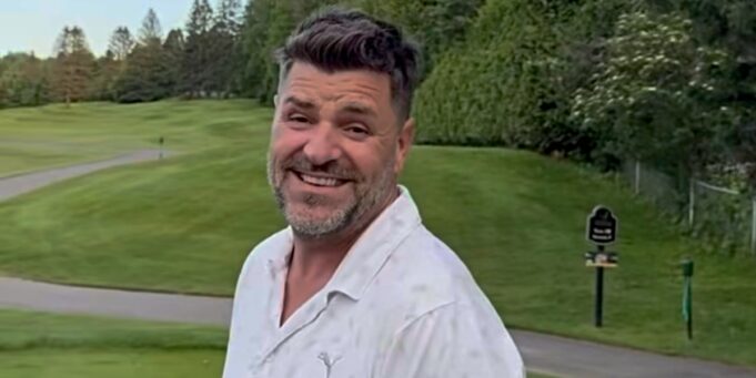 Marc Dupré publie une photo de sa sortie au golf et il est bien accompagné