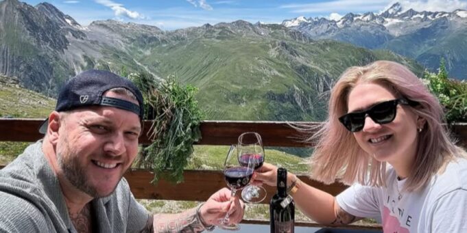 Mathieu Baron publie toutes les photos de son voyage loin du Québec avec sa blonde