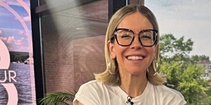 Sabrina Cournoyer de Salut Bonjour montre son gâteau de fête pour ses 39 ans