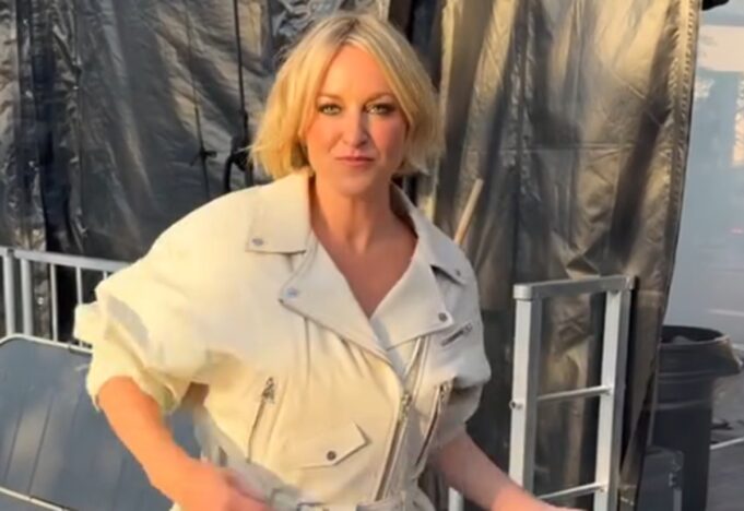 Emily Bégin fait réagir avec ses différents looks sur scène