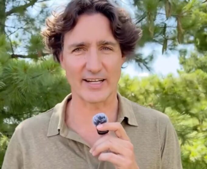 Justin Trudeau se fait faire un tattoo et dévoile le résultat