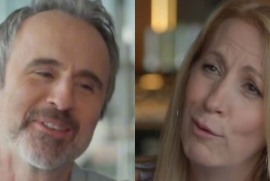 Louis-José Houde montre le cadeau qu’il s’est fait donner par Mélanie Maynard