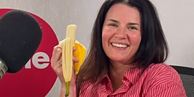 Marie-Eve Janvier réagit à la controverse en mangeant une banane complète