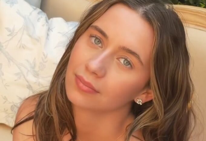 La fille de Julie Snyder partage une rare photo de couple avec son chum durant ses vacances