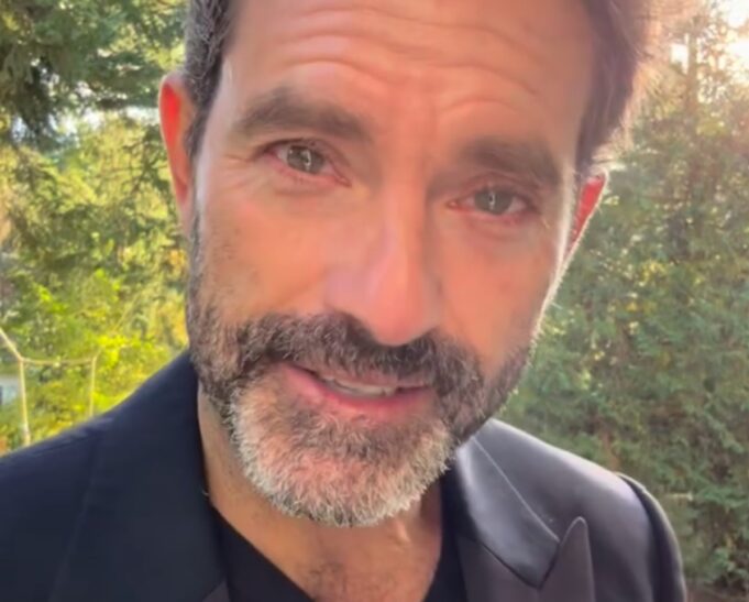 Guillaume Lemay-Thivierge se montre en train de voter