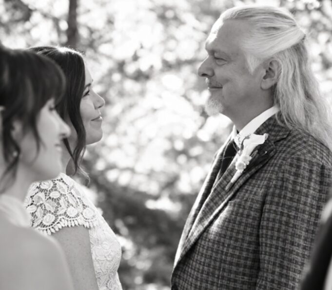 La blonde de Normand D’Amour partage les premières photos de leur mariage