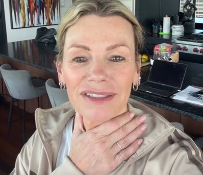 Caroline Néron partage une photo de son personnage et son décolleté fait réagir