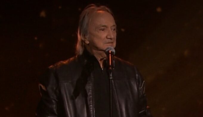 À 79 ans, Claude Dubois offre une rare prestation à En direct de l’univers