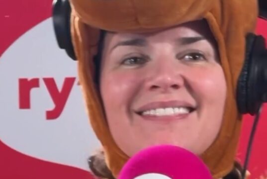 Maripier Morin montre le costume d’Halloween de Marie-Eve Janvier